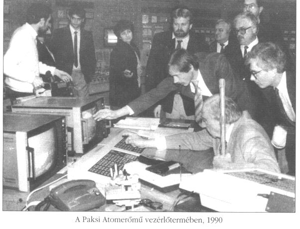 A Paksi Atomerőmű
vezérlőtermében, 1990