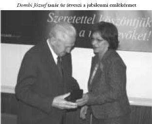 Dombi J. tanr r tveszi a 
jubileumi emlkrmet